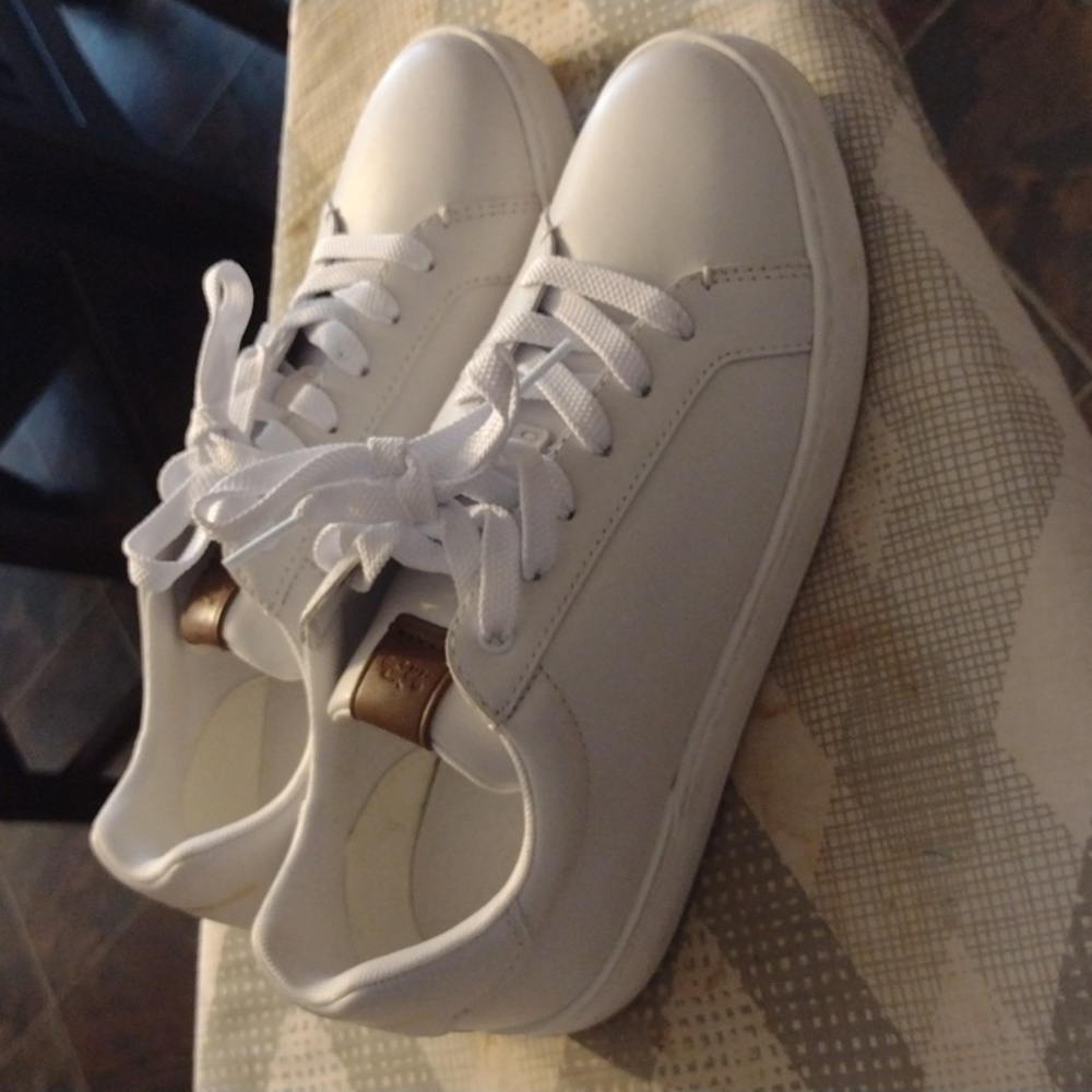 Tennis shoes